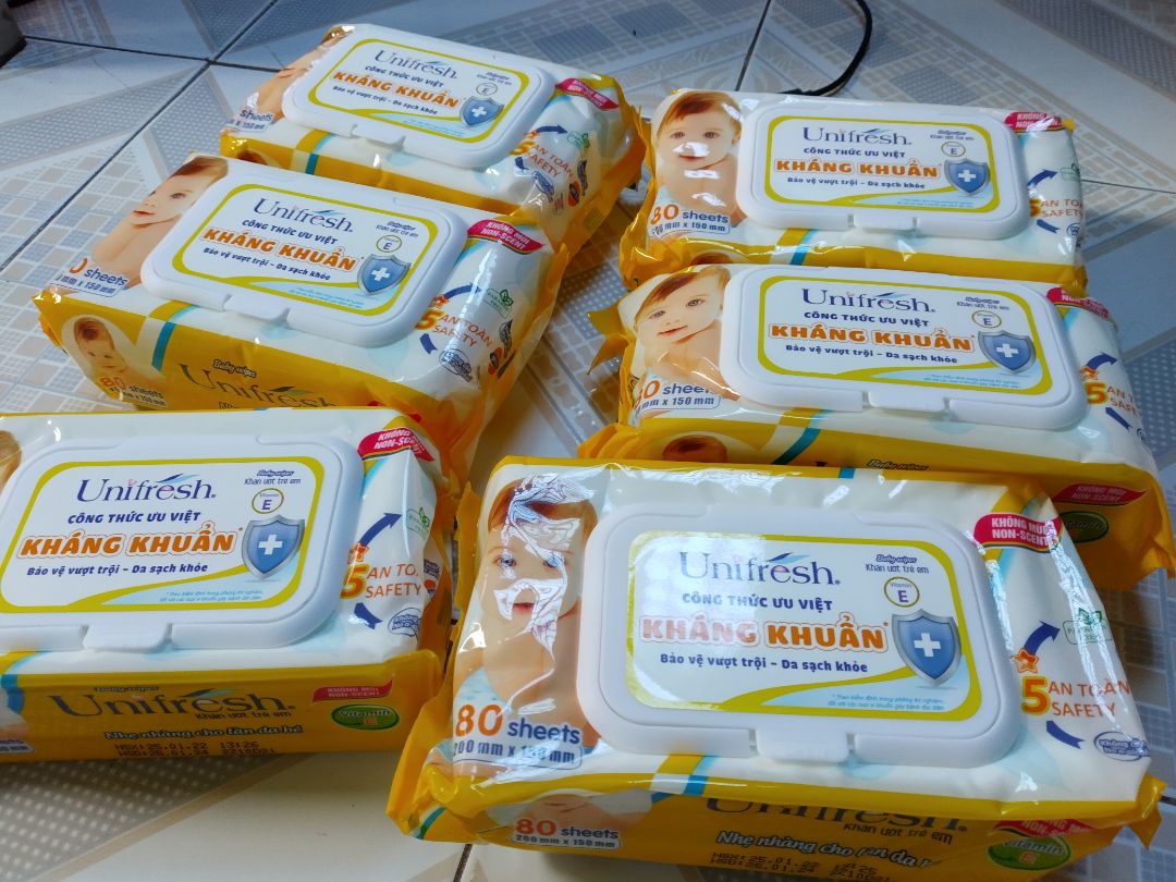 hàng giao rất nhanh nhe mọi người, shop đóng gói rất kĩ, hạn sử dụng đến gần hết năm 2024, nhân viên giao hàng nhanh nhẹn, mẫu mã trông rất đẹp, hàng nhìn là thích ngay giá rất tốt, nên mua nhe mọi người, cho tất cả 5 sao chúc shop ngày càng nhiều khách hàng tin tưởng và mua nhiều nhất.