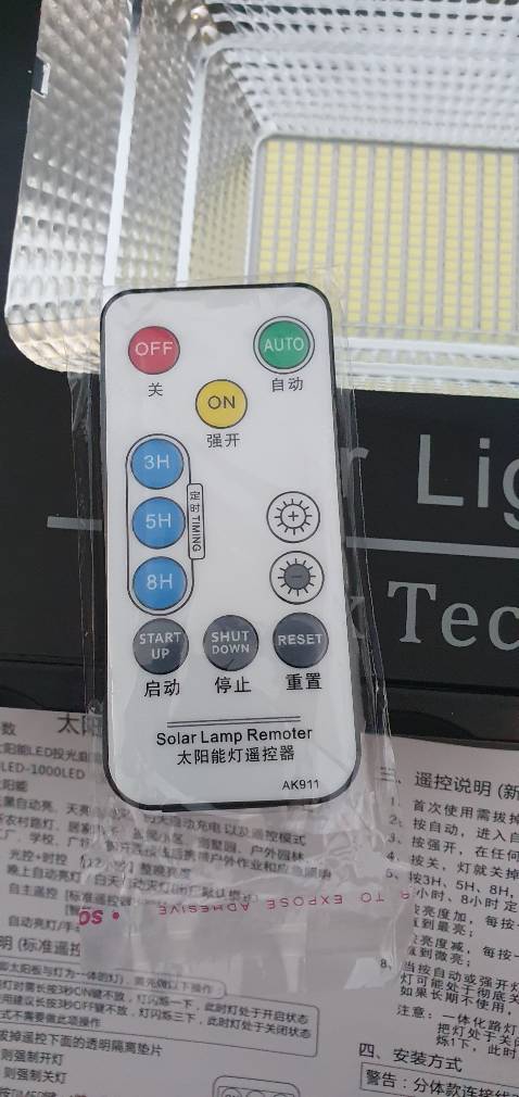 Bán hàng sai sự thật.
- Tấm pin năng lượng nhỏ hơn.
- Remote phản hồi chậm, không tăng giảm độ sáng được...
- Không có ộc vịt đính kiềm để lắp đặt.
Quá thất vọng