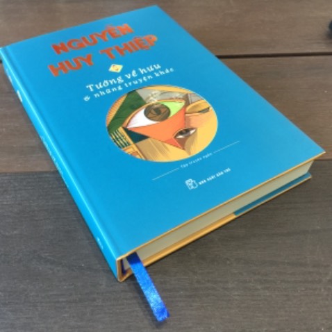 Tuyển tập truyện ngắn của nhà văn Nguyễn Huy Thiệp.
Sách do NXB Trẻ ấn hành 2022, bìa cứng có áo bọc, in ấn rất đẹp, giấy đẹp, tốt.
Tiki giao hàng nhanh, sách nguyên seal, nhưng không được chèn lót cẩn thận, may sách không bị cấn bìa.
