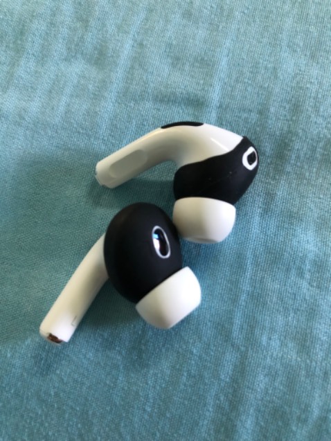 Chất silicon mềm dẻo, mỏng, ôm khít để bảo vệ tai nghe cho bạn. Nên mua.