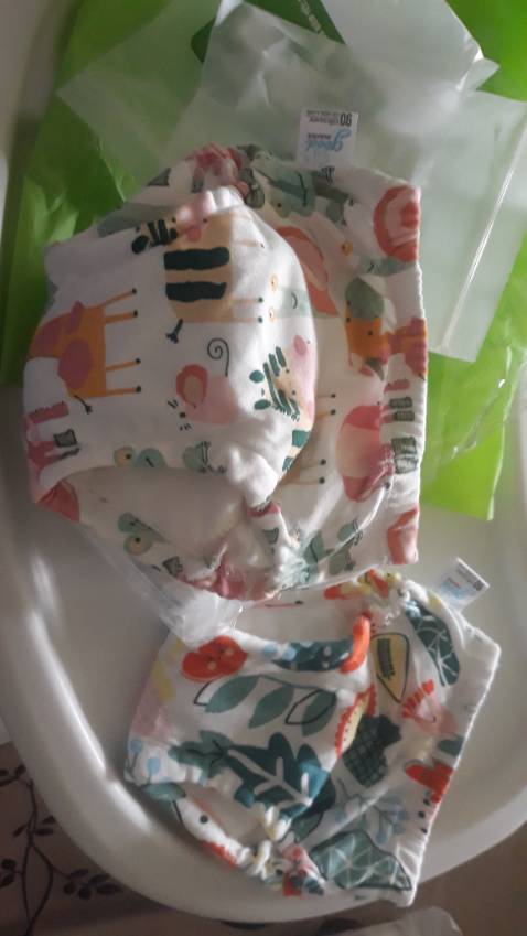 Quần vải đẹp, mềm mịn như quảng cáo. Nhưng bé mặc vào rồi tè 1 lần là phải thay vì nước thấm, bé ngồi chơi 2 tiếng, tè 3 lần là phải thay quần 3 lần. Ko được như tả giấy