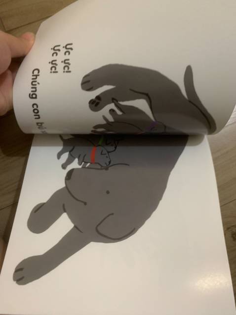 con mình đặc biệt thích sách bên này, cứ líu lo đọc theo mẹ suốt