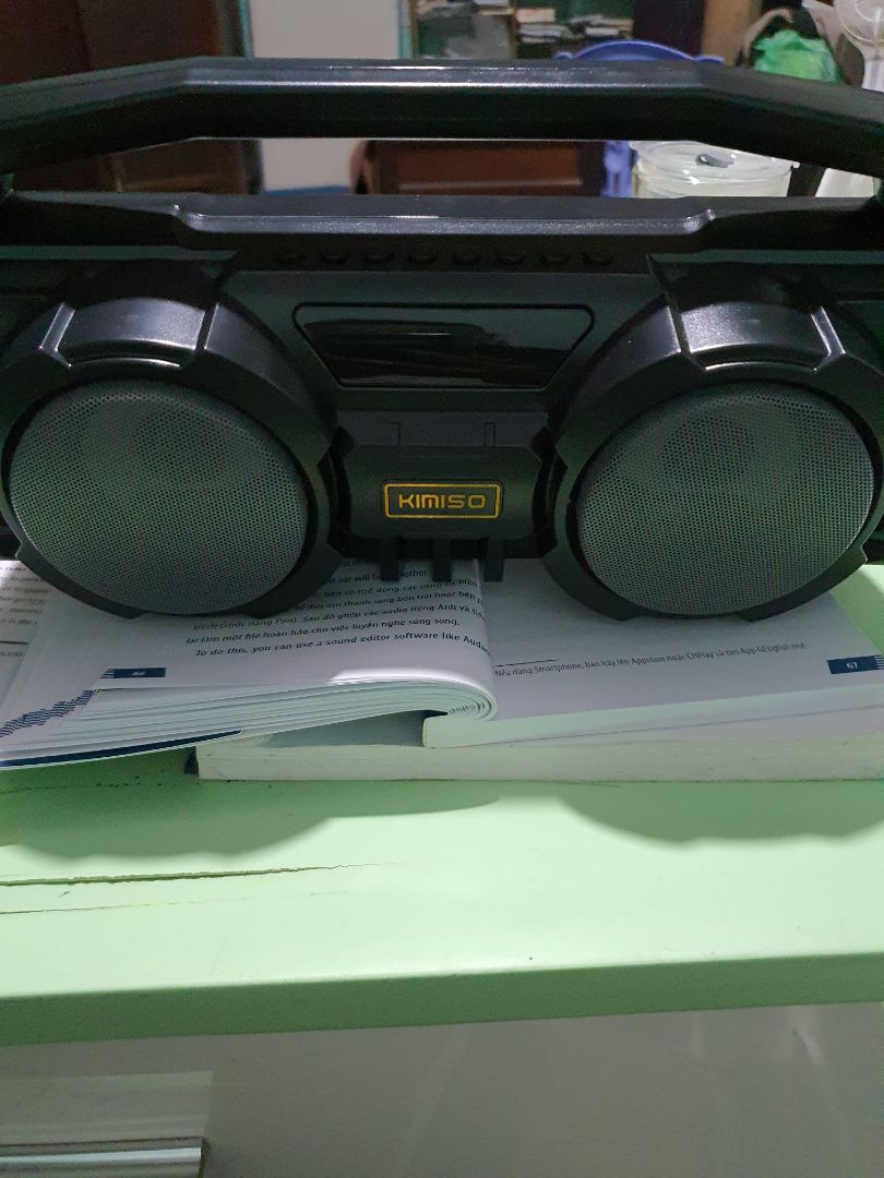 Thật bất ngờ với chất lượng âm thanh, nghe đã tai. Mình mở nhạc bolero không lời organ nghe mà ko muốn tắt, bass và tép nghe nét căng. Mic hát phải mở hết cỡ mới có tiếng, mic hát nói chung cũng bt thôi. Có thêm cả đài FM, 2 loa có đèn có chế độ nhấp nháy theo nhạc, có cổng usb và kết nối bluetooth tốt, cổng thẻ nhớ, rắc tai nghe, từ lúc mua về mình nghe nhạc khoảng 1,5 tiếng rồi mà chưa hết pin đâu. Hy vọng sẽ dùng được bền lâu. Shop gửi thiếu quà tặng là dây đeo điện thoại cho mình.