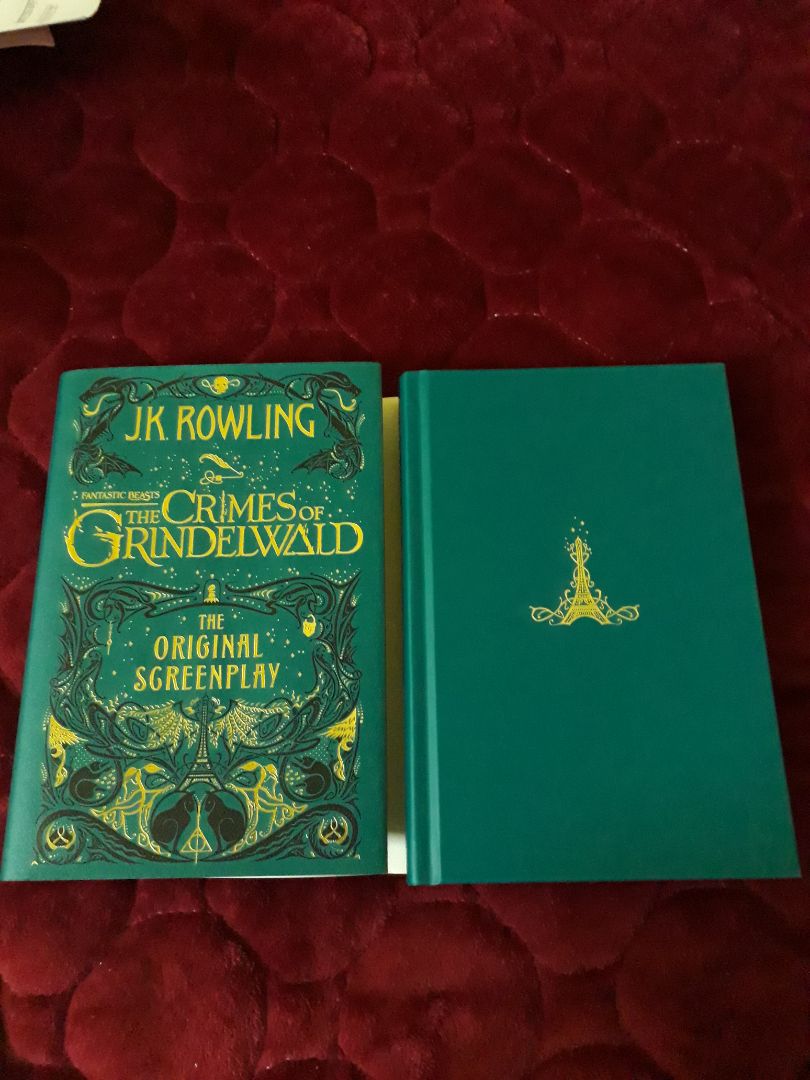 Sách đẹp lắm luôn, đáng đồng tiền bát gạo. Đối với ai là tín đô của Harry Potter thì việc sở hữu 1 cuốn sách đẹp như thế này thực là mong muốn khó cưỡng. Mặc dù ko phải truyện mà là kịch bản phim thì vẫn hấp dẫn như thường. Khi cầm cuốn sách này trên tay chỉ ước có được bộ Harry Potter với cùng chất lượng như này. Nói chung là sung sướng quá đi.