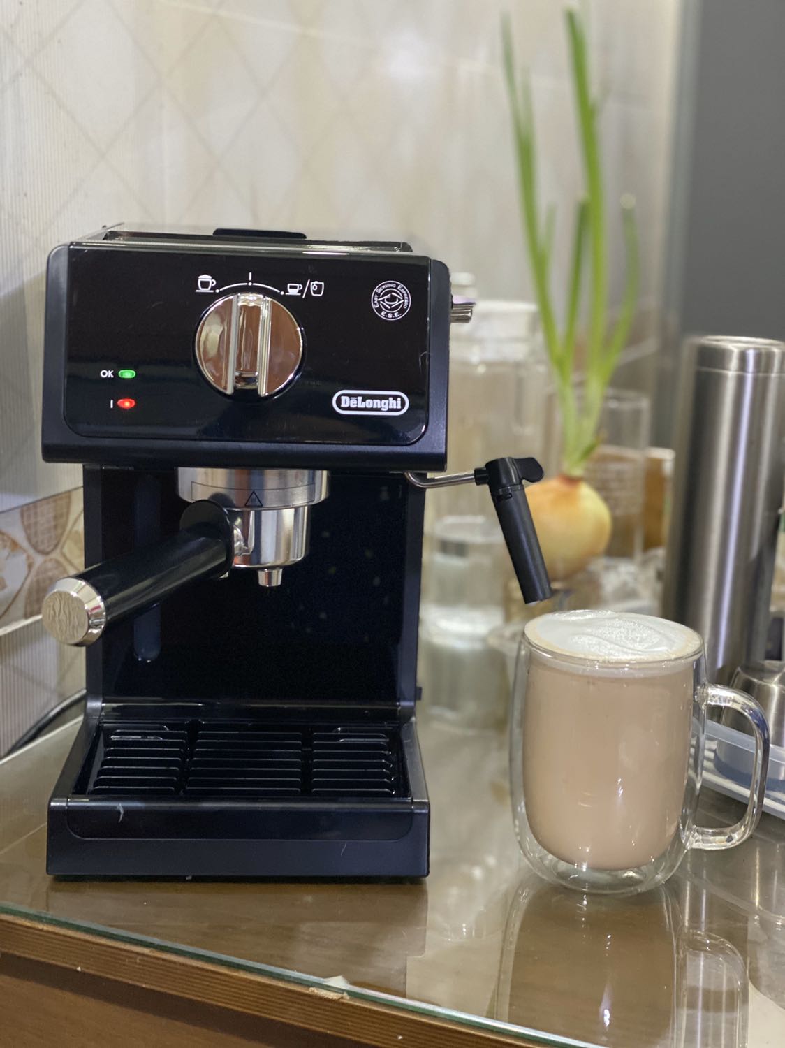 Cà phê pha khá  Tuy nhiên không hiểu sao Phần tay cầm khi gắn vào máy mình không thể nào xoay vuông góc được với máy như hướng dẫn. Thành gia phần tay cầm bị lệch như hình. Cố hết sức cũng chỉ được đến vậy thôi không hiểu có bị ảnh hưởng tới chất lượng cà phê không..
Ngoài ra mang tiếng một công ty lớn mà in phần hướng dẫn bằng tiếng việt vừa mờ vừa khó nhìn.