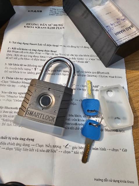 Khoá quảng cáo Thương hiệu Đức, giá cũng khá cao tuy nhiên theo mình cảm nhận dưới con mắt của 1 kỹ sư Cơ khí thì như sau nhé các bạn
1. Bề mặt hoàn thiện ko cao, lớp sơn có nhiều hạt nổi lên khá xấu
2. Đầu sạc cổng micro usb chứ ko phải type C, lớp nhựa che cũng đc làm khá lem nhem ko ưng mắt chút nào
3. Càng khoá không phải loại có 2 chốt móc
4. Bề mặt hoàn thiện ghép các tấm thép không đồng đều, điều khó hiểu với hàng thương hiệu Đức lắm
5. Khi đọc bài gthieu sp ko thấy seller nói rõ tính năng mở khoá từ xa qua wifi phải trả thêm tiền
Tuy nhiên vân tay nhận khá nhạy nên cho 4 Sao khích lệ