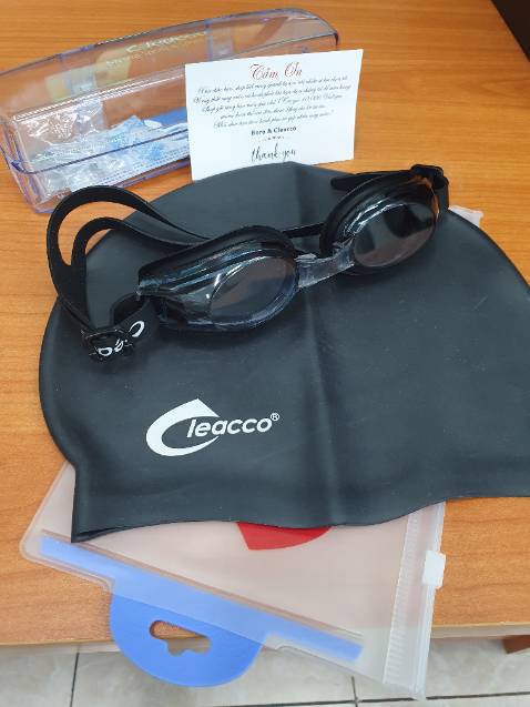 Kính ôm sát, dây đeo chắc chắn thoái mái. Sản phẩm tốt. Giao hàng nhanh, đầy đủ quà tặng