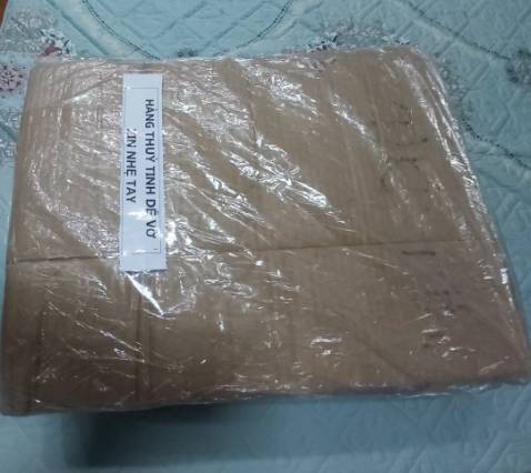 Giao hàng nhanh. Đóng gói cẩn thận 2,3 lớp luôn. Hàng đẹp như hình. Có kèm quà tặng vỉ nướng quá đẹp. Đã chạy thử rất ok. Thắc mắc 1 số giấy tờ liên quan đến bảo hành, shop cũng Rep nhanh, lẹ. Giấy bảo hành kèm theo shop ghi rõ ràng thông tin sản phẩm ,tên tuổi,địa chỉ khách luôn. Quá bài bản. Tư vấn tận tình. Rất thiện cảm với shop này. Sẽ tt ủng hộ.