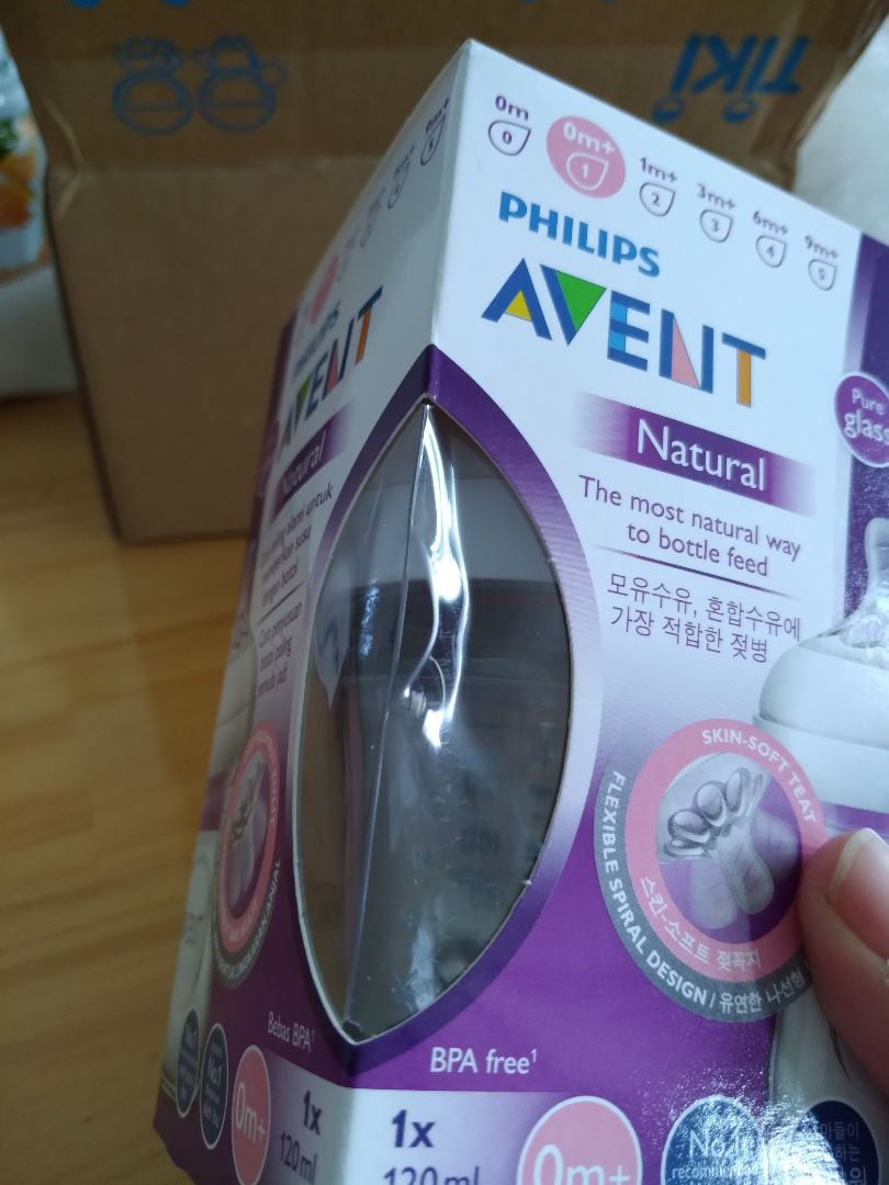 Tiki gói hàng rất kỹ. Bình thủy tinh cầm khá nặng, giao cho mình sẵn núm số 2, kèm sách hướng dẫn (tiếng Anh, Indo, Hàn, Thái, Trung), có thể dùng với máy vắt sữa. Cảm quan tốt, thủy tinh bóng mịn, in Avent nổi, không hôi nhựa ở phần nắp và núm ti.