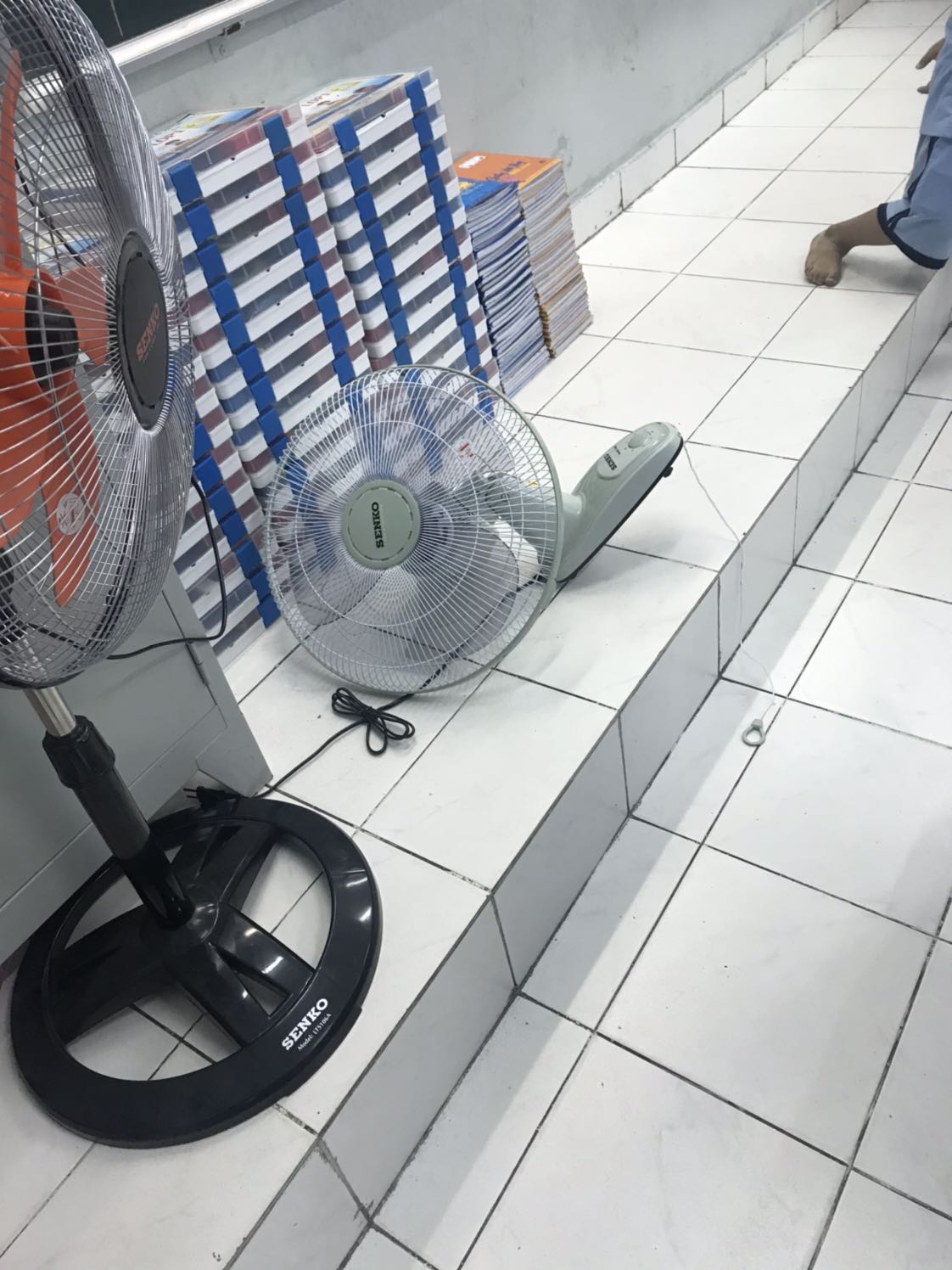 Mình mua cho lớp con 3 cái giờ mới treo lên do cuối tuần rồi mới nghỉ có người lắp. Hôm nay đón con thấy cô báo quạt treo lên mà ko hiểu sao ko dùng được. Mong bên bán hàng và tiki đổi ngay cho mình cái khác cho cô trò khỏi nóng. Mình cảm ơn Mình mua cho lớp con 3 cái giờ mới treo lên do cuối tuần rồi mới nghỉ có người lắp. Hôm nay đón con thấy cô báo quạt treo lên mà ko hiểu sao ko dùng được. Mong bên bán hàng và tiki đổi ngay cho mình cái khác cho cô trò khỏi nóng. Mình cảm ơn