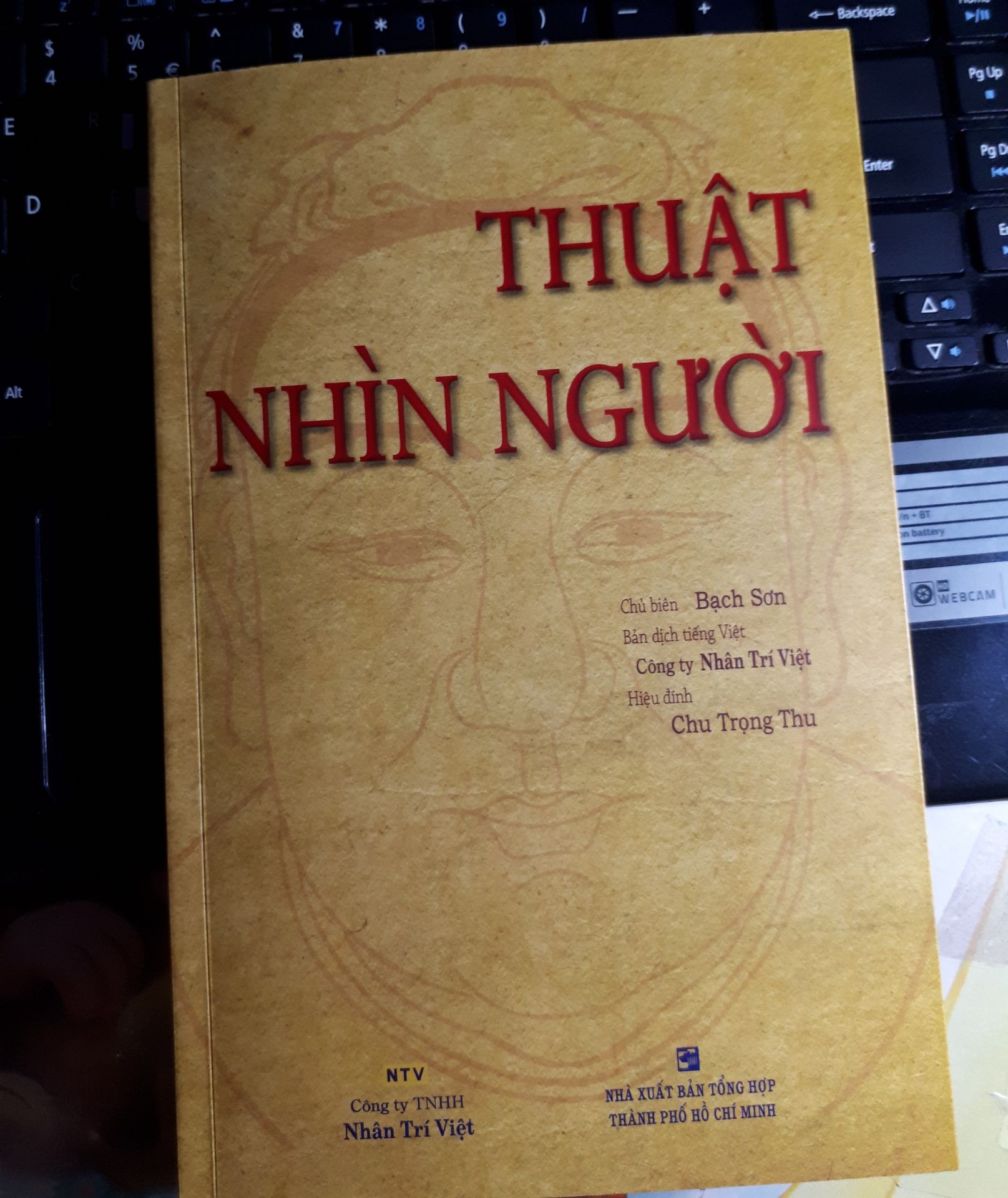 Mình đã quyết định mua cuốn này dù đã nghe sách nói trước đó (vì nghe qua không hiểu lắm và không nhớ được nên mới mua để nghiền) và mình đã không thất vọng. Tiki giao hàng nhanh, sách đẹp, nhất là chất liệu giấy và chữ. Về nội dung, tuy ko ứng dụng đc 100% nhưng có rất nhiều nội dung thiết thực. Ví dụ cũng dễ hiểu, tuy cũng có nhiều nhân vật vì ko biết họ là ai nên ko hiểu hết được. Và giờ vẫn đang ngẫm :)))