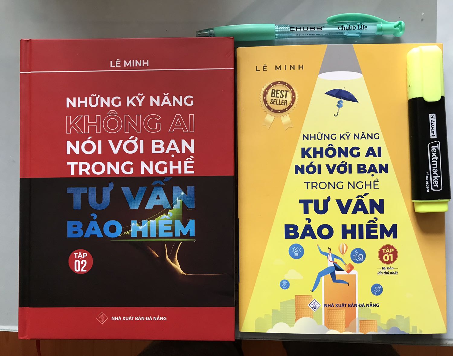 Sách được đóng gói cẩn thận. Giấy đẹp, mực in nét. Nội dung chưa đọc nhưng qua giới thiệu và đề mục thấy đã rất cần cho những ai làm công việc tư vấn viên, quản lý BH.
Giá sách so với các tác phẩm nổi tiếng thì khá đắt. Tuy nhiên, đắt hay rẻ không phải là quan trọng hàng đầu. Nếu bạn thu nạp được thêm kiến thức và áp dụng tốt trong thực tế thì thu nhập của bạn sẽ gấp hàng trăm, hàng ngàn lần như thế.
Khuyến khích những ai yêu nghề BH nên có. (Mua ủng hộ tác giả chứ đừng phô tô?)
Cảm ơn sự cống hiến của Lê Minh cho sự phát triển của ngành BHVN.