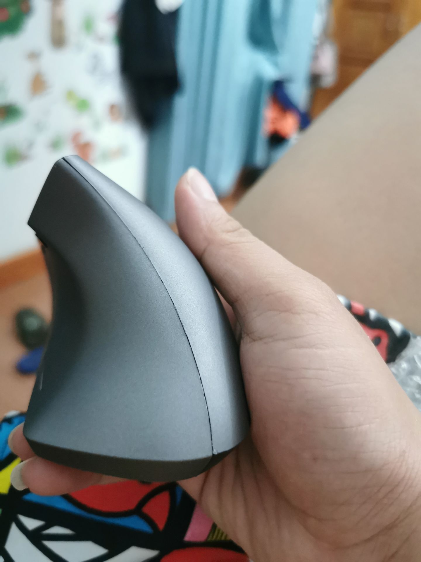 Hàng ổn trong tầm giá, chuột nhạy. Tuy nhiên phần tiếp giáp của 2 phần thấy hơi thất vọng vì nó có gờ. Điểm trừ nữa là chuột ko kèm theo pin như những sp khác