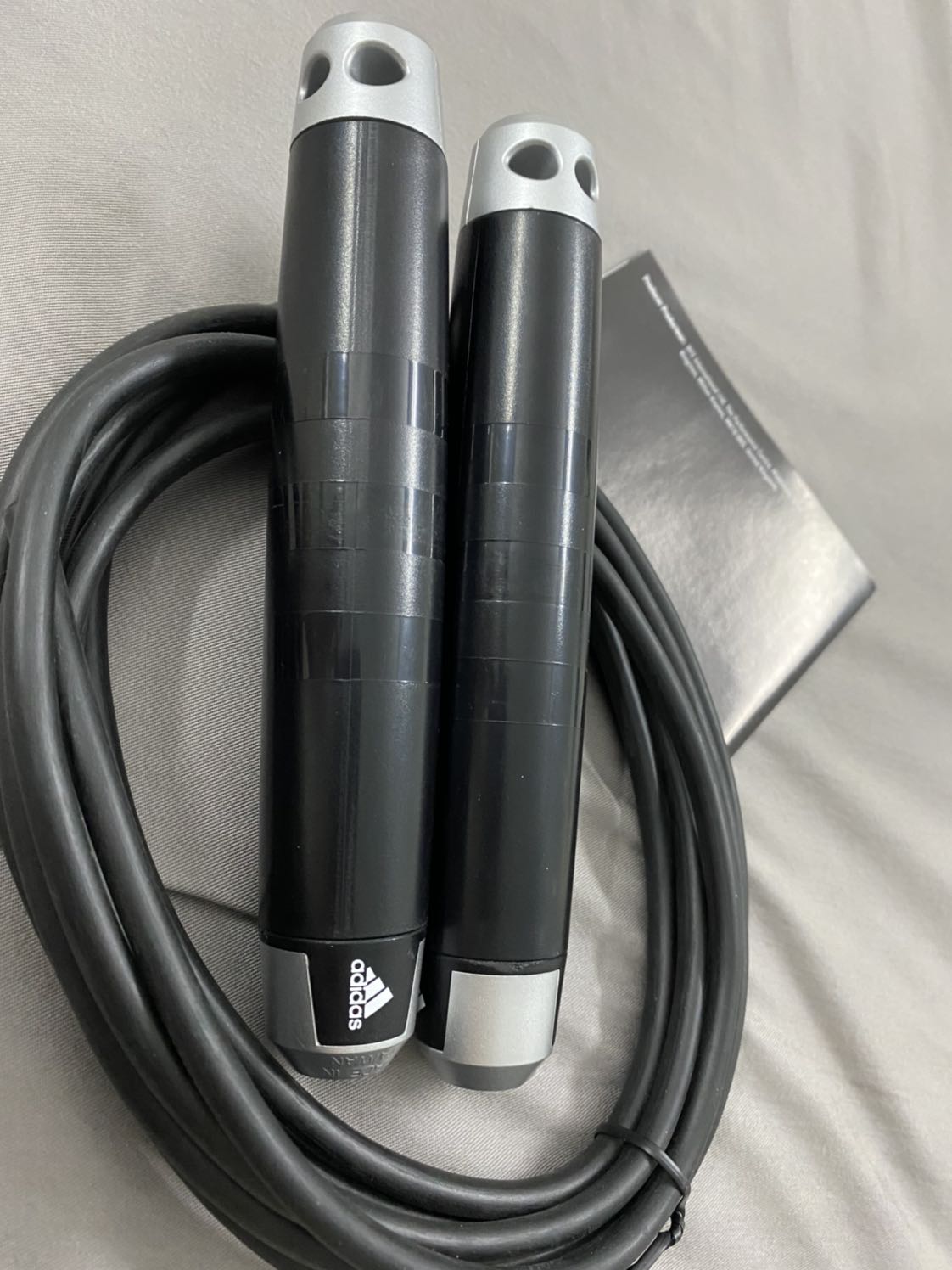 Dây cũ, trầy xước, 2 đầu sợi dây cắt nham nhở. Không biết chính hãng không nhưng không đáng mua. Chữ made in taiwan có chữ dính vào nhau, nhìn không sắc nét. Mình sẽ trả hàng nên là không review khi sử dụng được