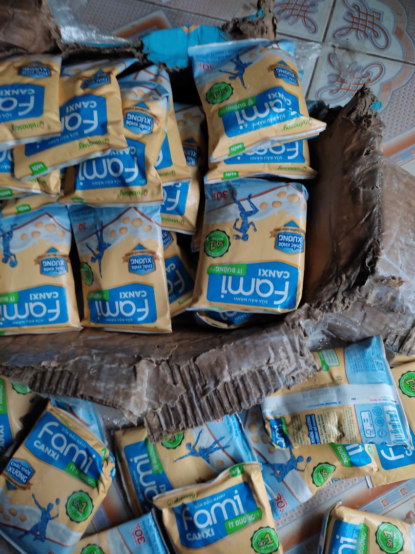 Quá thất vọng về sản phẩm, thanh toán trước rồi nhận đc 1 cuộc gọi từ shipper, mở cửa ra nhận đc cục hàng vỡ nát, bốc mùi, hàng như này mà shipper vẫn cố tình vứt trước cửa nhà khách hàng, không biết sai sót do bộ phận nào, nhưng nói chung là thất vọng, yêu cầu tiki nhanh chóng giải quyết vụ việc này