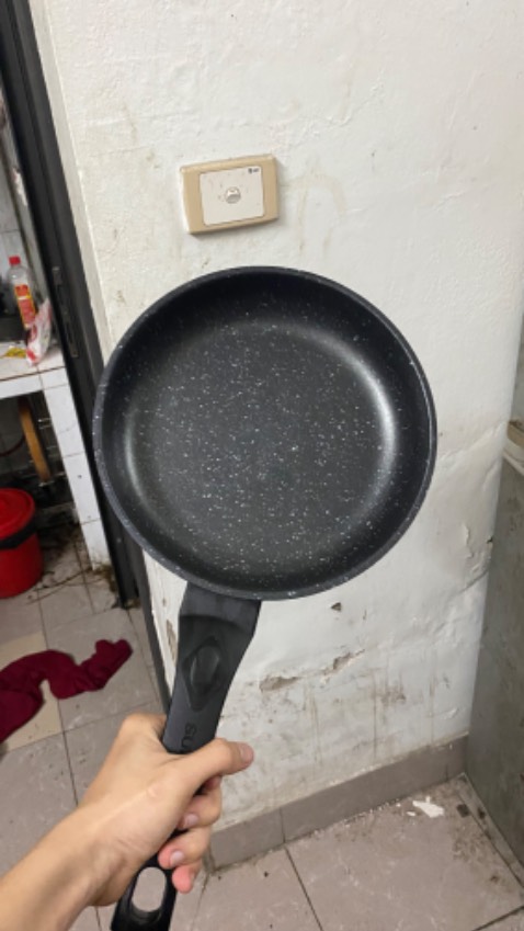 Chảo chắc chắn. Chống dính tốt lắm. Rcm mọi người nên mua