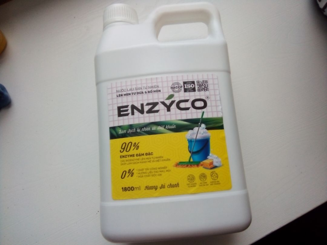 nước lau sàn siêu ưng, mình lau sàn có 1 lần và không lau lại bằng nước thường, sàn sạch bóng luôn mùi cũng dễ chịu, đặc biệt hương sả chanh nên đỡ muỗi hơn trước nhiều