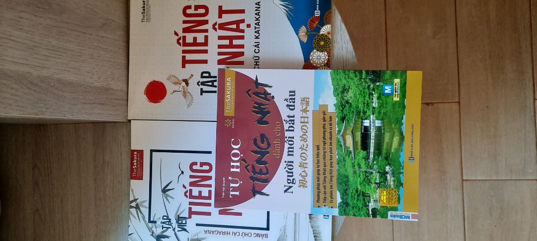 Giao đầy đủ, đúng sách. Sách không bị méo mó gì hết. Nhìn đẹp và thích lắm ♡