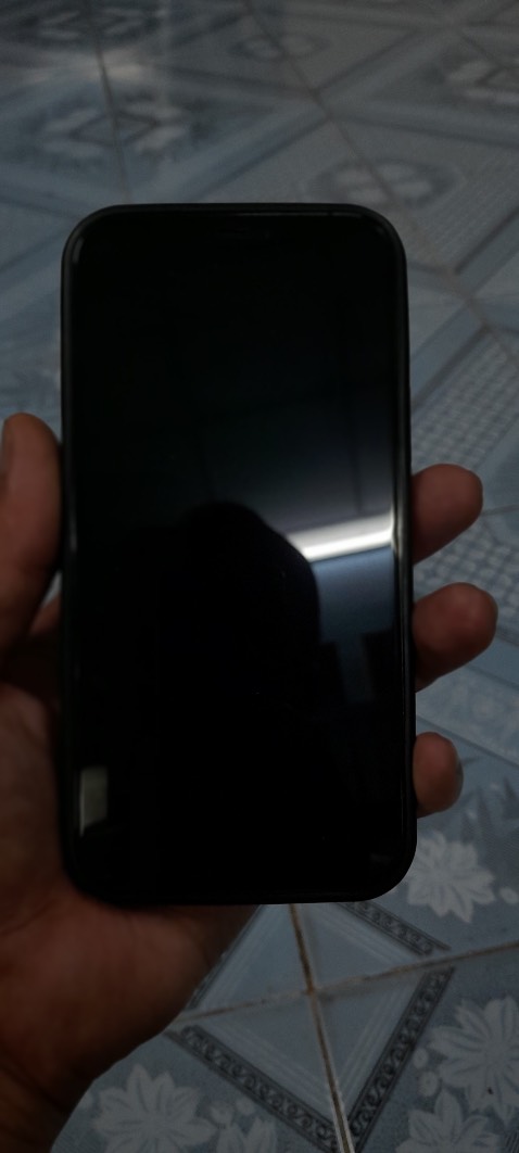 Ốp rất vừa khít 4 góc cạnh và mặt sau camera. Nút bấm nguồn và volume hơi cứng