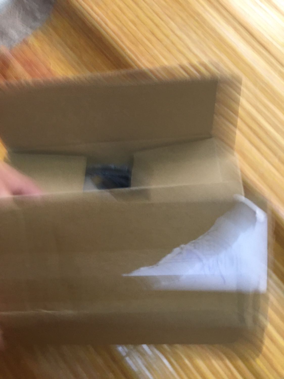 Rất đẹp. Nhận hàng mà ưng ý quá trời quá đất luôn. Tiki bán hàng rất tin tưởng. Đẹp về mẫu mã. Đồng hồ rất nặng, sáng bóng, dây mềm mại, rất êm tay. Hàng chất nên rất hài long, sản phẩm có phiếu bảo hành. Hộp chính hãng, đóng gói chắc chắn. Cho shop năm sao nhé, chúc shop buôn may bán đắt. Sẻ ủng hộ thêm cho shop