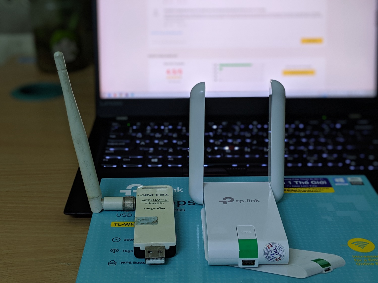 Mình là người làm kỹ thuật cũng có liên quan đến mạng, nên bài review sẽ có các số cụ thể để đánh giá.
Có 2 thông số cần chú ý:
- Link quality, hiểu nôm na là chất lượng đường truyền và càng cao càng tốt.
- Signal level (đơn vị dBm), tức là chất lượng sóng và càng cao càng tốt.
Sản phẩm nhìn chỉ được cái hổ báo, chất lượng thì kém tệ hại, cụ thể:
- Link Quality = 20/70  Signal level = -93 dBm
- Speedtest: ping: 5ms, download 6.92Mbs, upload 0.59Mbs (xem hình đính kèm)
Trước đó mình dùng TL-WN722N, giá rẻ hơn ~100k, mặc dù 1 antena thôi nhưng:
- Link Quality = 42/70  Signal level = -70 dBm
- Speedtest: ping: 3ms, download 34.57Mbs, upload 35.64Mbs (xem hình đính kèm)
Kết luận: Không nên mua TL-WN822N, mà hãy mua TL-WN722N.
Mình thấy TL-WN722N tốt hơn rất nhiều, cái của mình đã dùng gần 5 năm, rơi rớt các kiểu vẫn còn dùng được. Mình là người làm kỹ thuật cũng có liên quan đến mạng, nên bài review sẽ có các số cụ thể để đánh giá.
Có 2 thông số cần chú ý:
- Link quality, hiểu nôm na là chất lượng đường truyền và càng cao càng tốt.
- Signal level (đơn vị dBm), tức là chất lượng sóng và càng cao càng tốt.
Sản phẩm nhìn chỉ được cái hổ báo, chất lượng thì kém tệ hại, cụ thể:
- Link Quality = 20/70  Signal level = -93 dBm
- Speedtest: ping: 5ms, download 6.92Mbs, upload 0.59Mbs (xem hình đính kèm)
Trước đó mình dùng TL-WN722N, giá rẻ hơn ~100k, mặc dù 1 antena thôi nhưng:
- Link Quality = 42/70  Signal level = -70 dBm
- Speedtest: ping: 3ms, download 34.57Mbs, upload 35.64Mbs (xem hình đính kèm)
Kết luận: Không nên mua TL-WN822N, mà hãy mua TL-WN722N.
Mình thấy TL-WN722N tốt hơn rất nhiều, cái của mình đã dùng gần 5 năm, rơi rớt các kiểu vẫn còn dùng được.