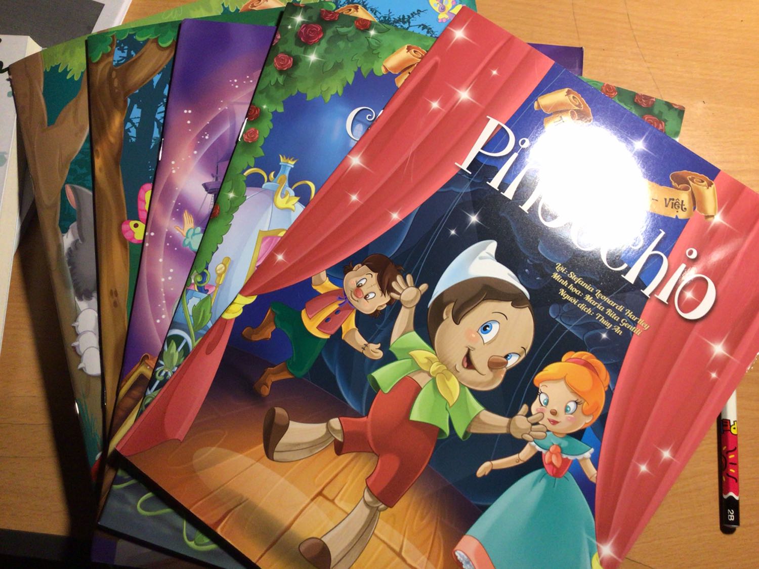 Sách bìa mềm gồm 5 cuốn khổ A4, in màu, giấy đẹp, hình ảnh đẹp. Có cả tiếng anh và tiếng việt.