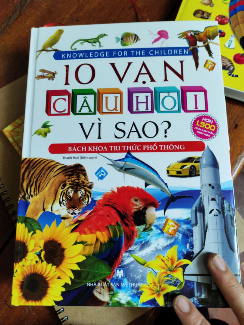 Sách đẹp, bản bìa cứng xịn xò, nhiều màu sắc, hình ảnh trẻ rất thích