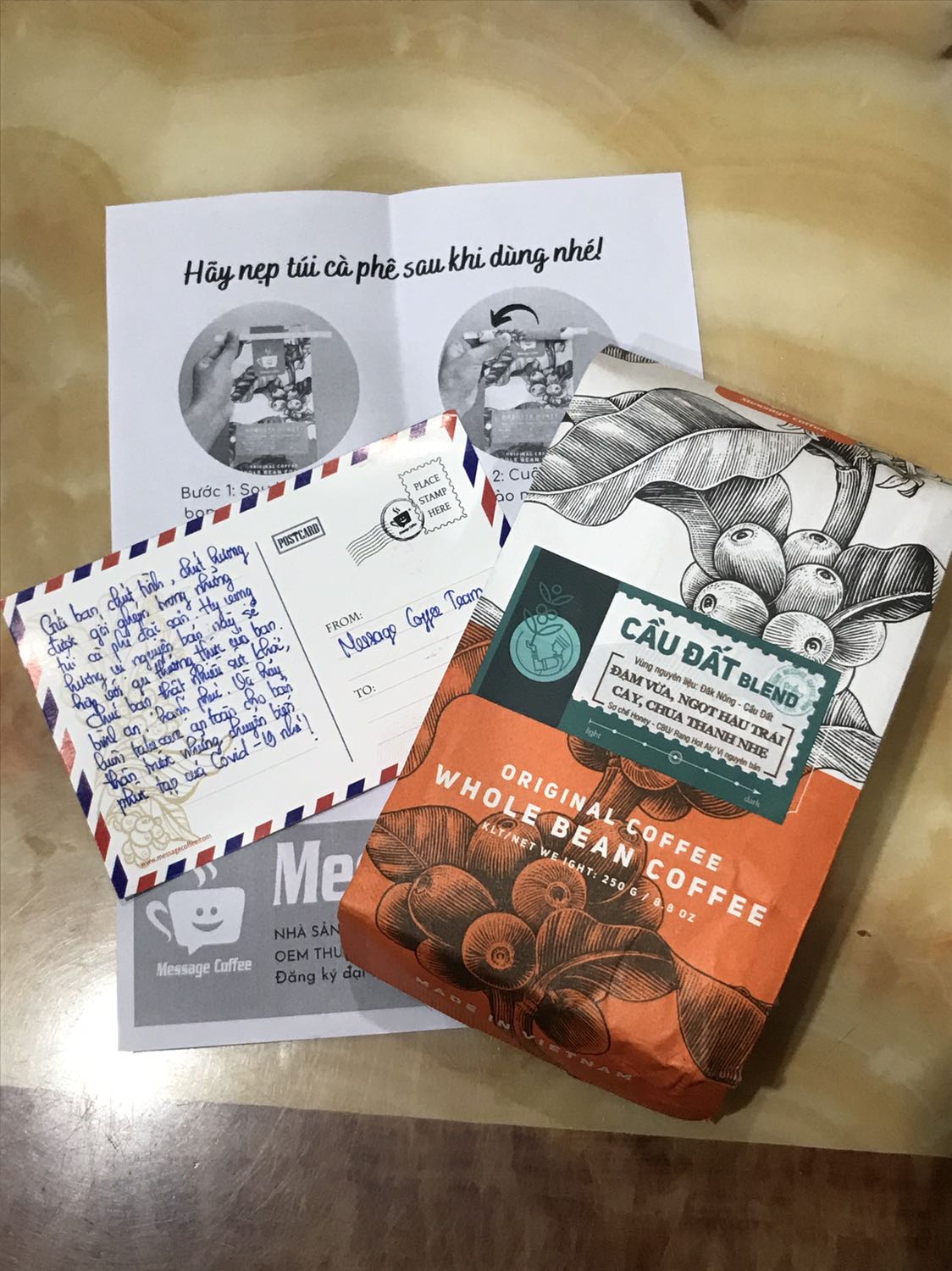 Bán hàng gì dễ cưng quá trời viết thiệp tay cám ơn nữa! Cà phê ngon, đắng vừa, thanh. Do đó nếu bạn cho sữa đặc thì cứ cho ít trước rồi muốn ngọt hơn thì thêm sau nha. Vì cà phê thật không đắng khét như ở ngoài bán, cho nhiều sữa đặc coi chừng hố kk. Nhưng nếu hố thì đổ sữa tươi không đường vô thành latte bạc xỉu lun nha. ?