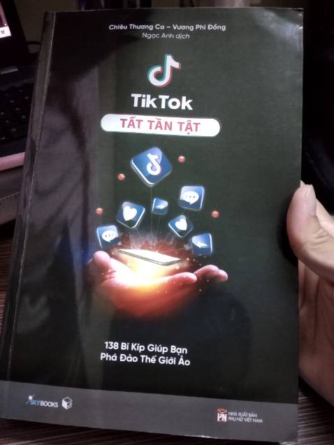 Sách giao không bị rách, móp bìa tuy nhiên mình tưởng có bọc lại nhưng không thấy bọc. Shop chú ý bọc lại cho khách nhé lỡ thấm nước cũng không ảnh hưởng tới chất lượng