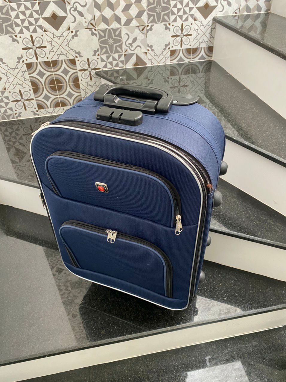 Nhỏ hơn so với tưởng tượng, chất liệu vải êm, tốt trong tầm giá.