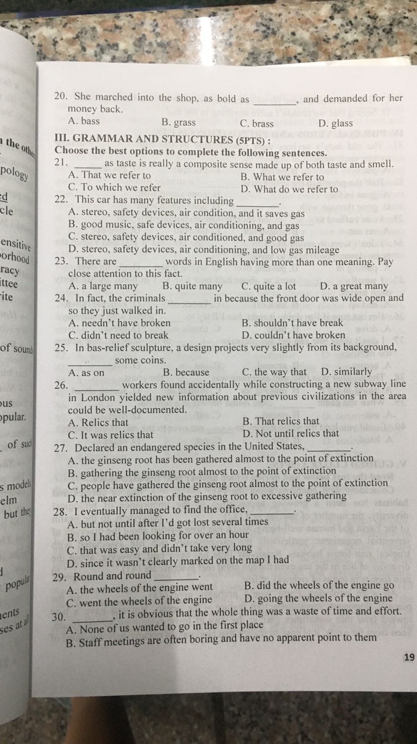 Đề tổng hợp đầy đủ các dạng bài thường xuất hiện trong đề thi học sinh giỏi. Sách mới, không bị lỗi. Về phần đáp án thì không có giải thích gì nên phải tự tìm trên mạng. Bạn nào có ý định vào đội tuyển, thi học sinh giỏi thì nên mua quyển này, còn nếu chỉ học trên trường thôi thì trình độ cuốn này cao hơn nhiều quá. Quyển này mang tính chất luyện đề nên mình nghĩ bạn nào chỉ muốn nâng cao trình độ thôi thì không nên mua, các bạn mua sách nước ngoài ôn kĩ từng kĩ năng và nâng cao từ vựng sẽ có ích hơn nhé.