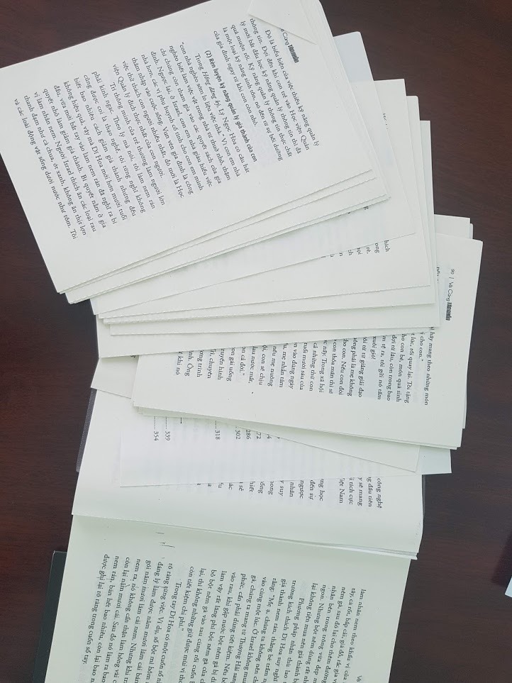 Nội dung sách rất hữu ích cho các bậc làm cha mẹ.
Rất tiếc là cuốn sách chỉ đọc chừng vài chục trang đầu - tập 2 là bị bong hết các trang trong. Tôi mua 1 bộ để đọc, 1 bộ để tặng đều bị lỗi tương tự. Chưa kể sách có vẻ giống như bản phô tô, hình ảnh đen, mờ nhòe trông rất thiếu chuyên nghiệp. Đề nghị Tiki kiểm tra xem có thật là của NXB. Vậy sách của tôi có được đổi trả hoặc hỗ trợ đóng lại bìa?