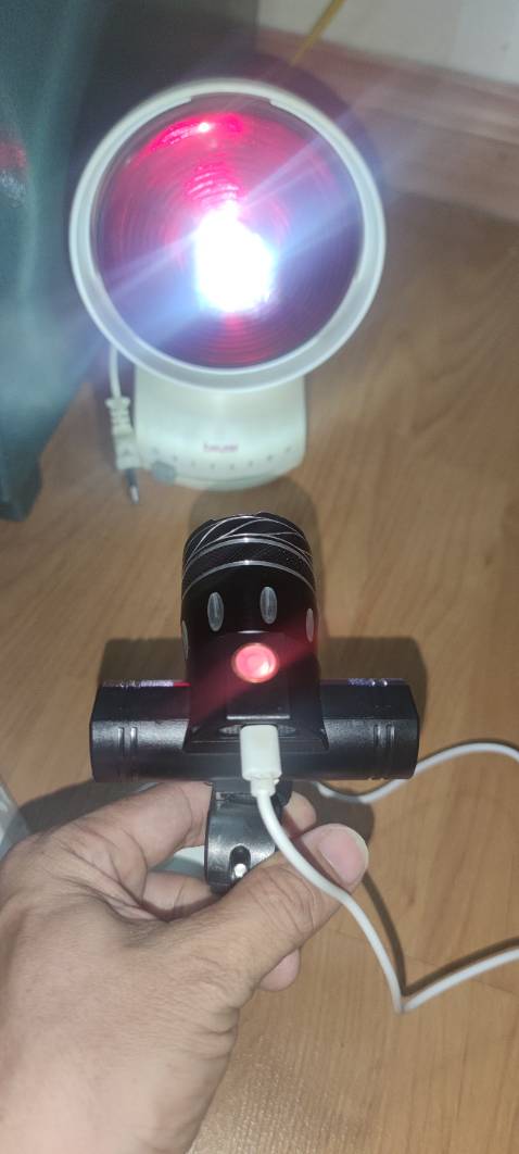 Sản phẩm đẹp, chắc chắn, cường độ ánh sáng tốt. Cần có thời gian sử dụng để đánh giá độ bền.