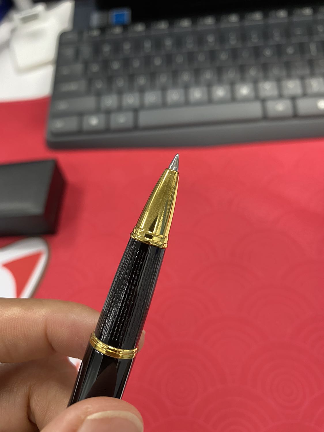 Đầu bút mới mà có nhiều đốm gỉ sét quá, ko phải bút mới. Đầu bút mới mà có nhiều đốm gỉ sét quá, ko phải bút mới.