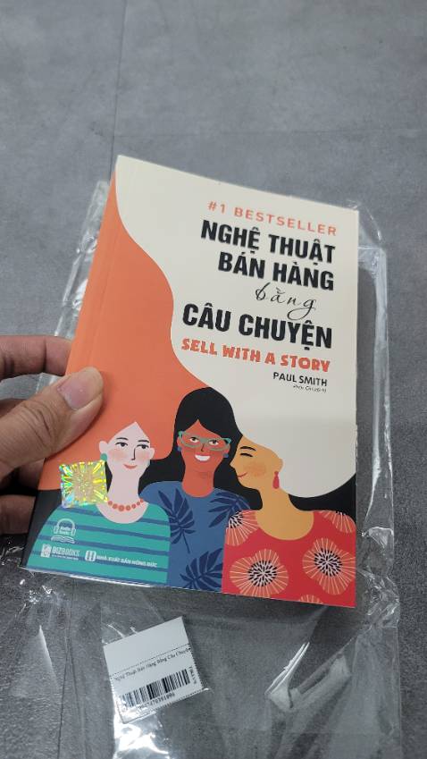 sách của bizbooks đúng tuyệt vời, có app nhập sách đã mua, rồi vô nghe audio song song với đọc giấy nữa, cho người nghe tốt hơn đọc, hoặc trên tàu xe ko đọc được.
Tiếc là mỗi sách mỗi hãng khác nhau, giá mà tất cả sách đều của bizbooks thì tiện biết bao nhiêu