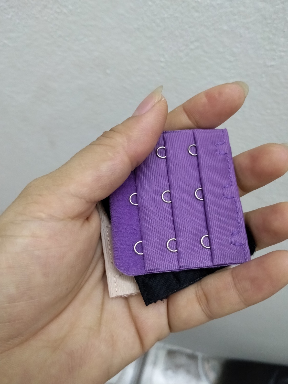 hàng rất ok, móc chắc chắn.sợ giao hàng có nhiều màu nổi nhưng nhận hàng thấy toàn màu đúng màu áo mình hay mặc luôn