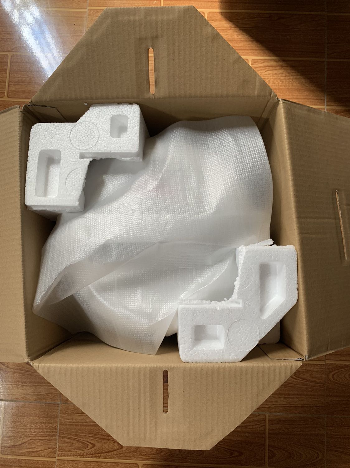 Tiki đóng gói cẩn thận, nồi cơm mới, đẹp, đầy đủ phụ kiện, nấu nhanh chín và cơm ngon. Nồi chống dính nhưng sao mình nấu thì thấy cơm hơi bị cháy nhẹ. Mùa dịch nên tiki giao hàng chậm mặc dù mình đã đặt giao hàng trong 2h, nhưng thôi vẫn tạm chấp nhận được.