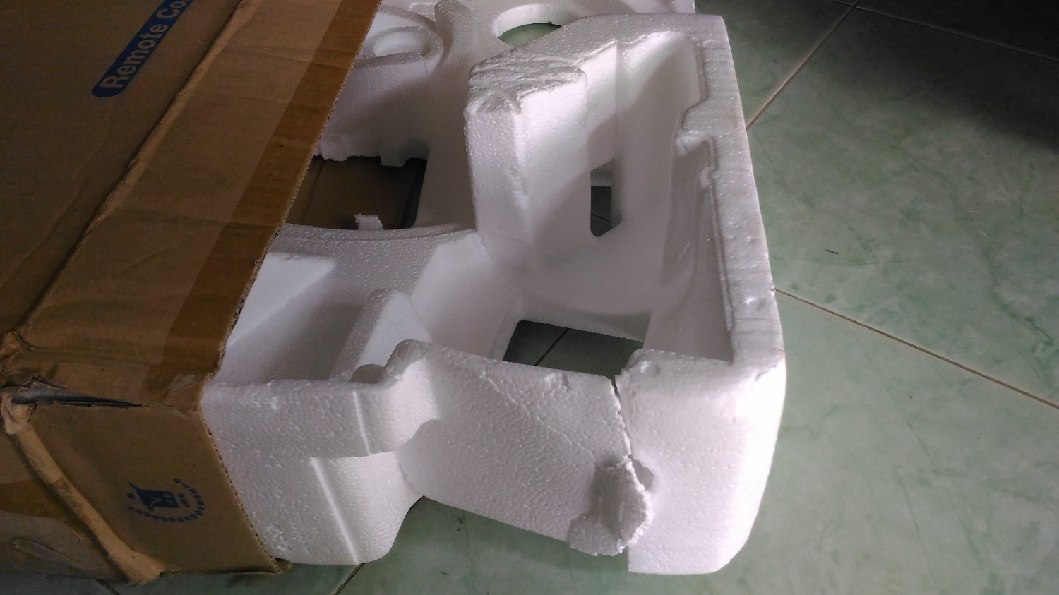 Đúng như một số khách hàng đã mua, giá thành khá cao so với thị trường.
Khi nhận hàng, bao bì đóng bị cong gập, xốp phần mô tơ bị vỡ, rất may quạt vẫn chạy tốt về sau chưa biết thế nào. Việc nào không biết do lỗi vận chuyển hay nhà cung cấp đóng gói.
Tôi rất mong shop Tiki cần chú trọng khâu vận chuyển và đóng gói thật tốt hơn nữa để không làm mất lòng tin khi mua hàng ở Tiki!