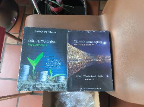 Sách có cuốn Tài chính doanh nghiệp hơi bị nhăn 1 góc nhỏ nhưng chấp nhận được. Sách in đẹp, nội dung chất lượng! Giao hàng cũng khá nhanh!