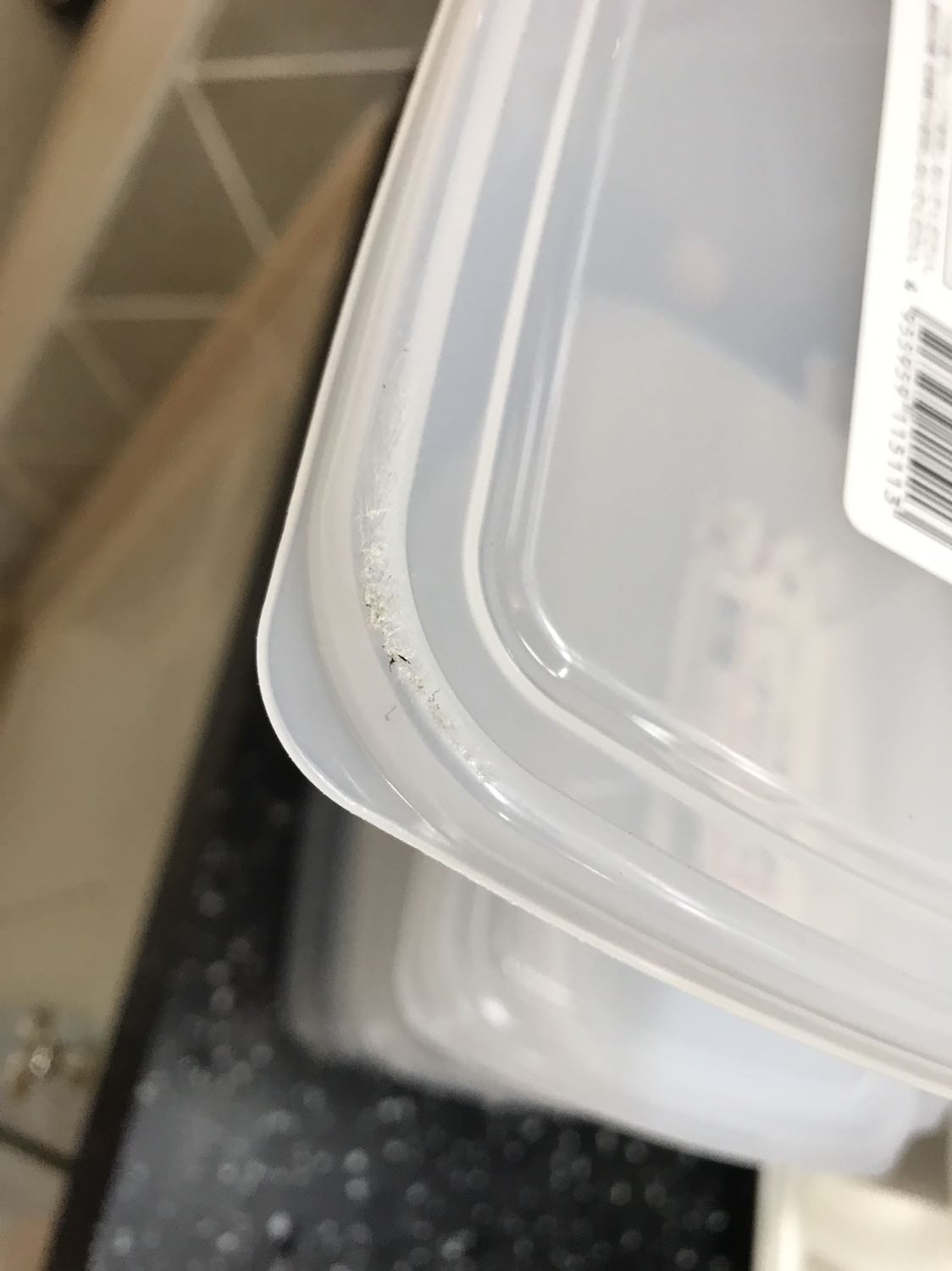 Tôi đặt mua set hộp 3l nhưng giao loại 2l. Đóng gói hộp rất tệ khi chồng cứng lên nhau và tôi k tài nào tách các hộp ra được.