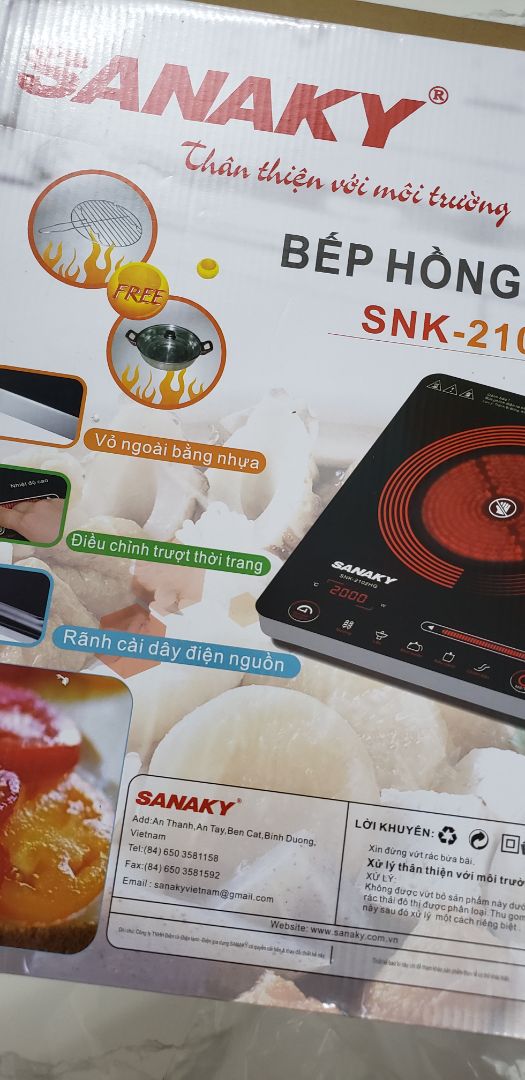 Đặt TikiNow nên nhận hàng nhanh chỉ trong 2h.
Tiki vẫn gói hàng kỹ chắc chắn như mọi khi.
Bộ sản phẩm gồm: 1 bếp + 1 nồi + 1 vỉ nướng
Bếp nhìn chắc chắn, măt kính đẹp và dễ lau chùi
Có nhiều chế độ, các phím cảm ứng nhạy
Làm nhiệt nhanh, có quạt tản nhiệt cho bếp trong suốt quá trình sử dụng. Tuy nhiên tiếng quạt kêu to nên hơi ồn. Mọi người nhớ chú ý sau khi nấu xong để tiếng quạt tắt hẳn mới rút điện ra nhé.
Vỉ nướng và nồi tặng kèm hơi mỏng nhưng cảm giác sử dụng ban đầu là tốt.
Giá sp trên tiki hiện tại rẻ nhất thị trường nên mình rất hài lòng với sp.