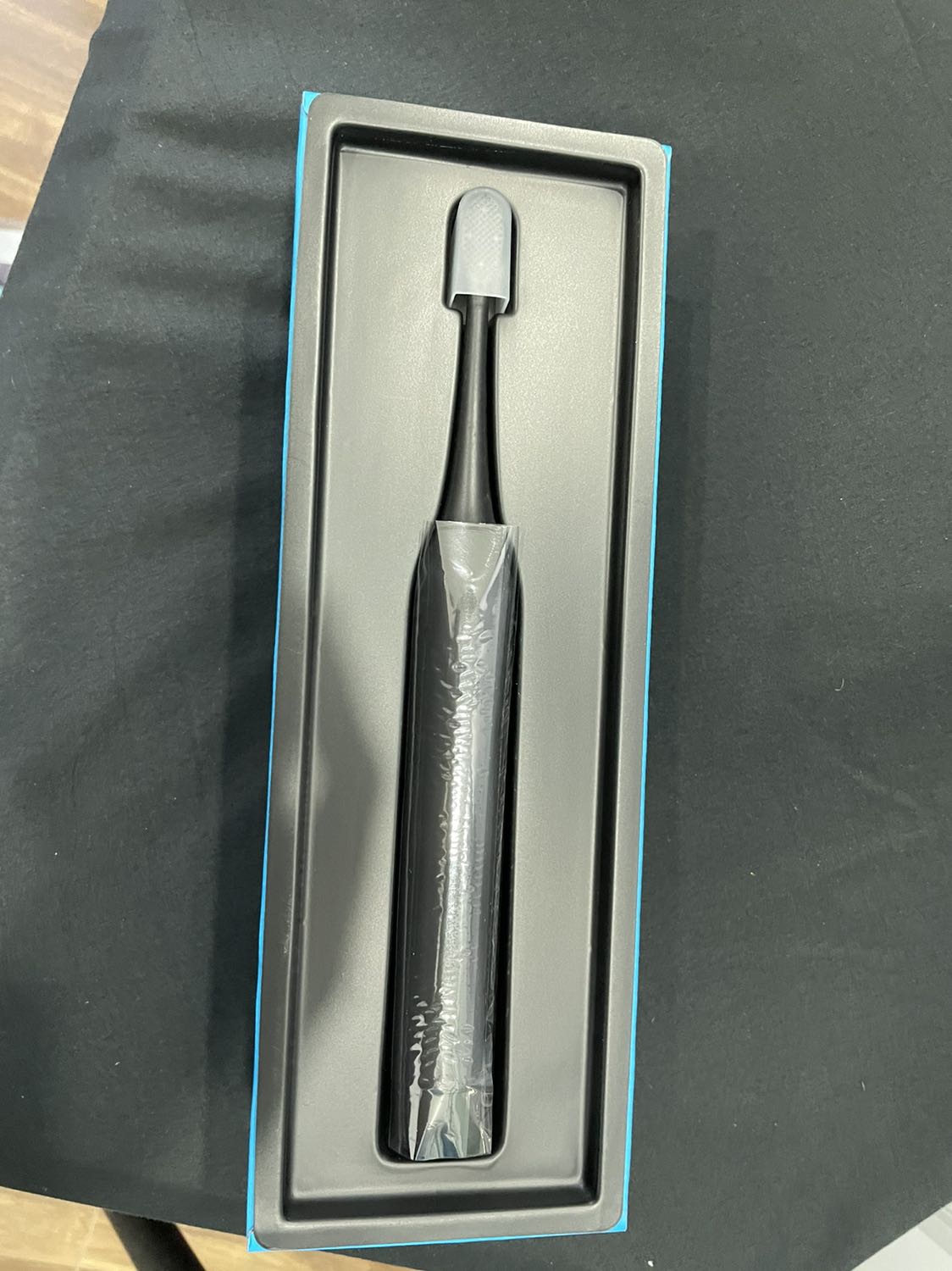 Giao hàng nhanh, hộp siêu sang được bọc lớp bảo vệ khá chắc chắn, đánh thử rất sạch răng so với bàn chải thường!