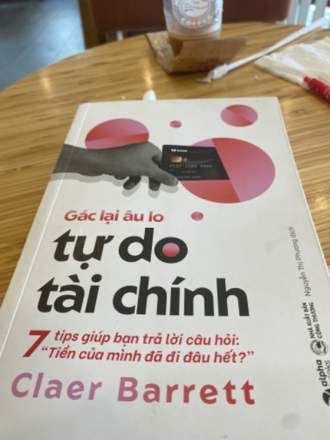 Cuốn sách hay và cần chọn lọc thông tin vì tác giả là người Anh, bối cảnh ở Anh. Cuốn sách giúp bạn có cái nhìn tổng quan về tình hình tài chính của chúng ta.