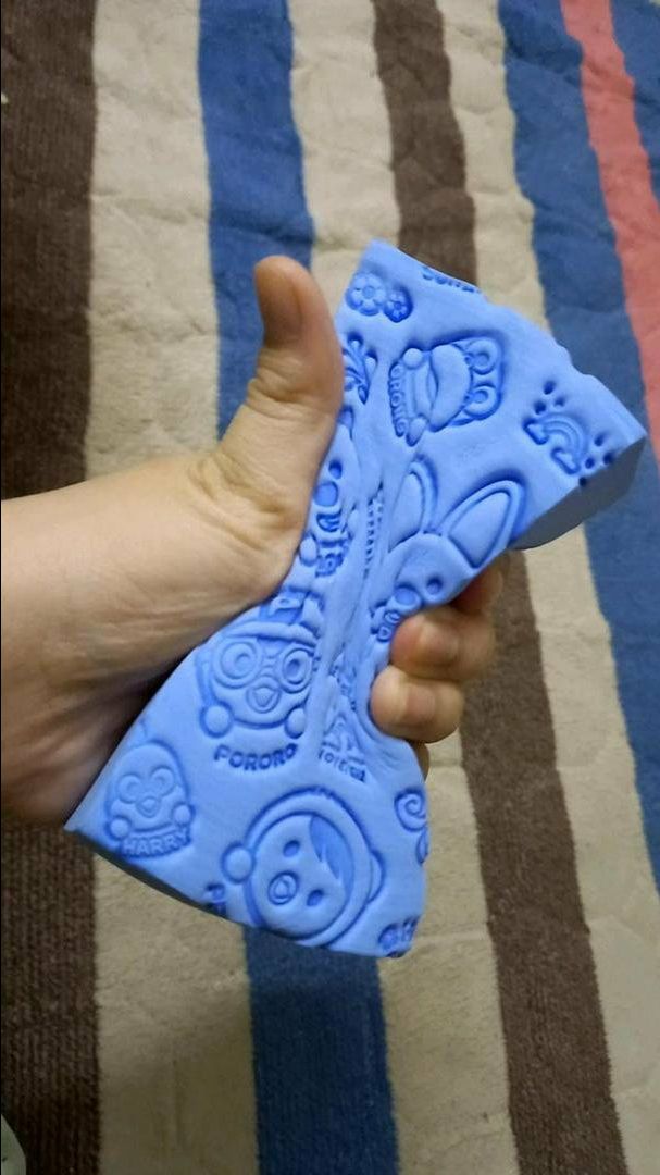 bông mút cực kì mềm nhé mng . mng làm da ẩm v bở ra rồi lấy mút này kì nhé ra nhiều ghét lắm đúng như review luôn . nên muaaaaa!! tuy giao nhầm màu nma giao đủ là oke rồi