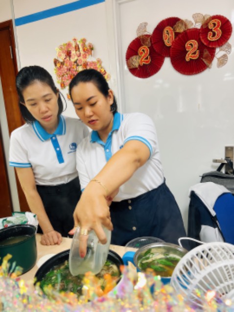 Sản phẩm quạt mạnh mát nhưng hơi ồn , dễ lắp ráp