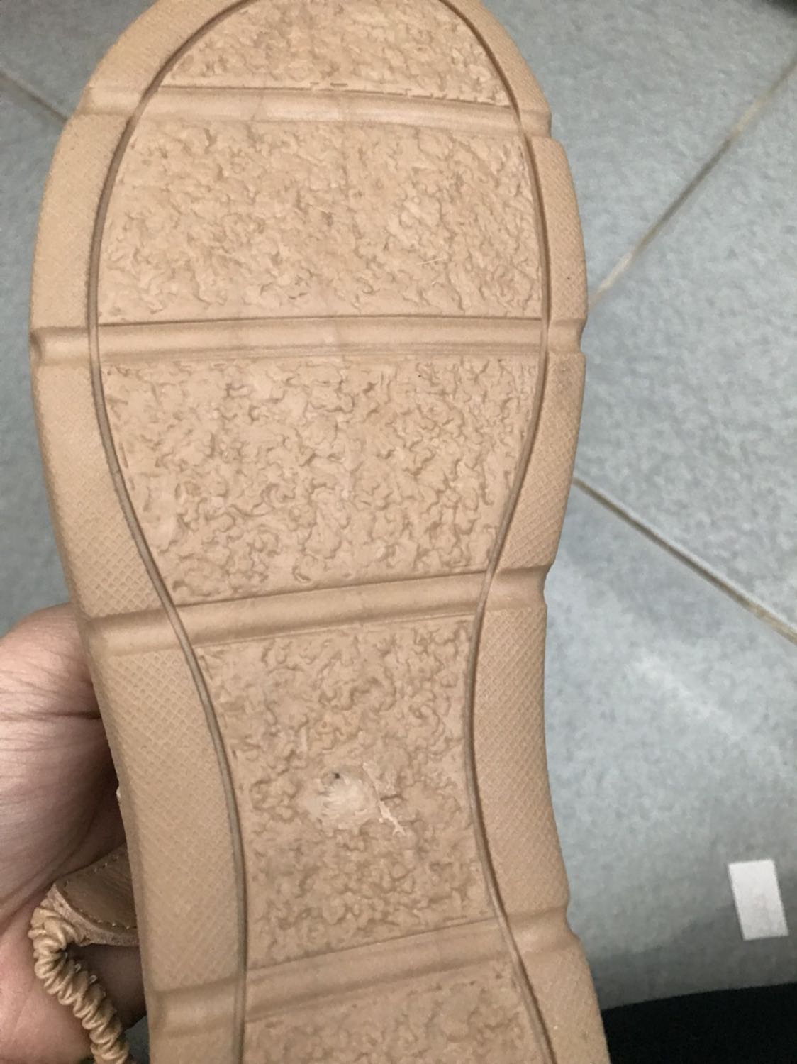 Mấy bạn cứ nhìn phần đế là rõ. Size giày in dưới đến bị xoá đi, lộ vết keo xoá. Mình mua cho mẹ size 40 mà ướm chân lên dư tận 2cm. Treo đầu dê bán thịt ***. Đã vậy keo còn lỏng bỏng.  Làm ăn như vậy chết người mua rồi. Lần sau có buôn bán thì nhớ có thì bán hết thì thôi. Đừng *** gạt khách hàng như vậy nữa