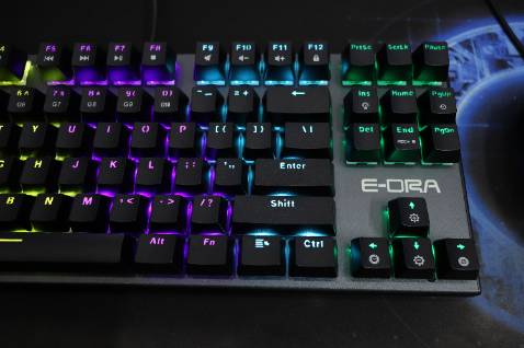 Quá rẻ. Hoàn thiện tốt trong tầm giá, ở ngoài đẹp hơn trên hình nhiều, miếng nhôm bên trên cứng cáp, rất chắc chắn, chỉ tiếc cái là led cố định dưới mỗi phím, ko phải led rgb có thể chỉnh được màu. Hãng nên đổi kiểu in chữ mặt sau, nhìn như kiểu bị lem ko đc đẹp. Hóng ra bản 104 phím