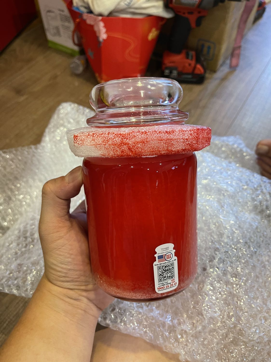 Sản phẩm tốt. Mua lúc sale nên được giá tốt. Lúc mở ra thì tinh dầu mùi bị chảy ra ngoài nhiều, chắc do lúc bảo quản bị nóng quá.