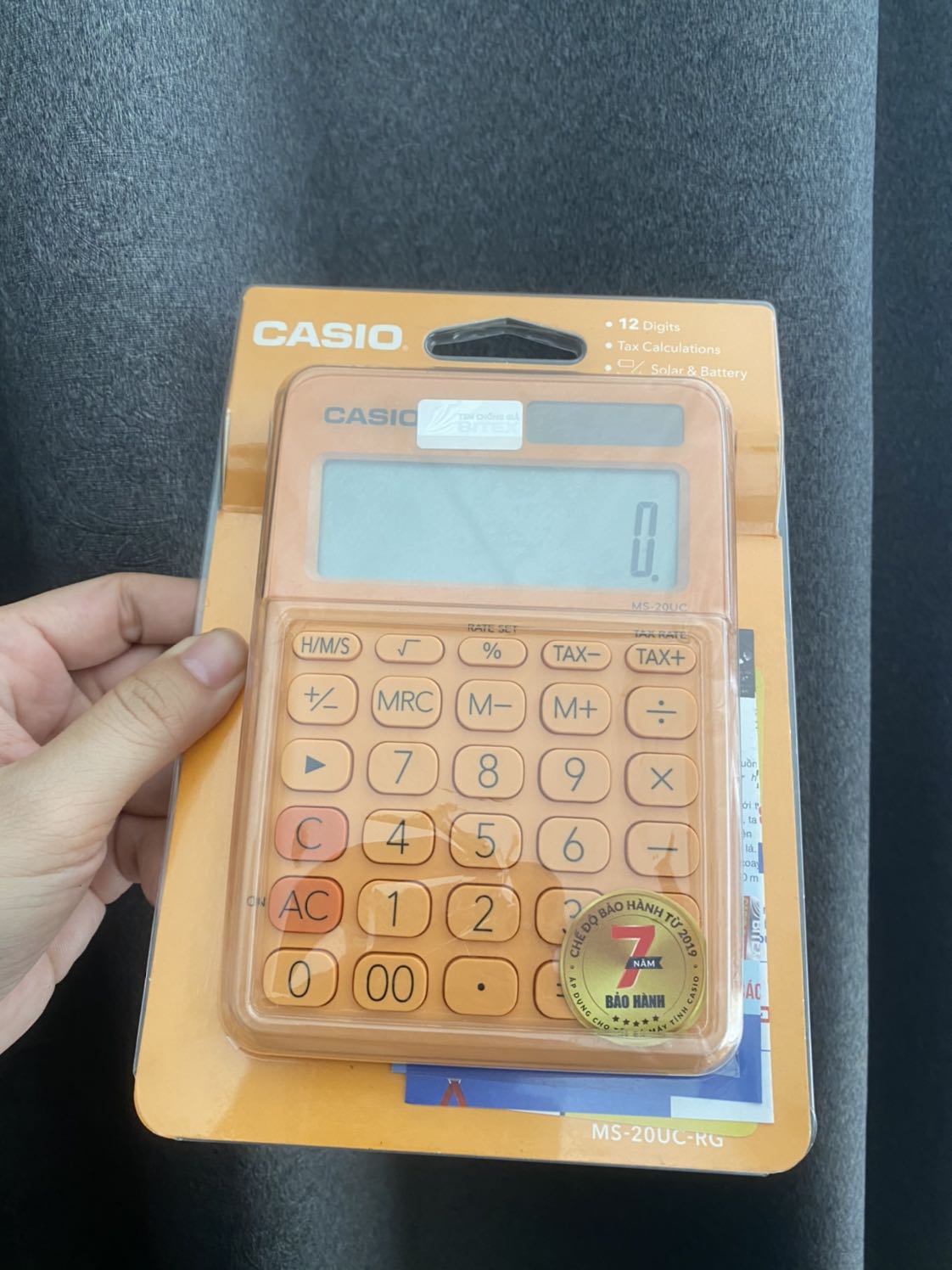 Giao hàng lâu, thấy có kí hiệu Tikinow tính là đặt luôn để mai nhận mà cuối cùng ko cho đặt, buộc phải đặt bình thường. Chờ mòn mỏi sau 6 ngày mới giao, cũng may a giao hàng nhiệt tình cho kiểm hàng chứ ko rate luôn 2 sao cho xanh chín. 
Thấy mọi người than giao ko đúng màu, đặt màu cam mà giao vàng chanh nên cũng sợ, tính chọn màu khác nhưng mà vẫn thích màu cam nên mình liều, cùng lắm trả hàng. Hên sao mở ra thấy màu cam nhẹ cả người. Máy dùng êm, tem chính hãng rõ ràng. Nhưng hơi nhẹ so với những máy casio trước đây mình dùng. Hàng ok, chất lượng. Giao hàng lâu, thấy có kí hiệu Tikinow tính là đặt luôn để mai nhận mà cuối cùng ko cho đặt, buộc phải đặt bình thường. Chờ mòn mỏi sau 6 ngày mới giao, cũng may a giao hàng nhiệt tình cho kiểm hàng chứ ko rate luôn 2 sao cho xanh chín. 
Thấy mọi người than giao ko đúng màu, đặt màu cam mà giao vàng chanh nên cũng sợ, tính chọn màu khác nhưng mà vẫn thích màu cam nên mình liều, cùng lắm trả hàng. Hên sao mở ra thấy màu cam nhẹ cả người. Máy dùng êm, tem chính hãng rõ ràng. Nhưng hơi nhẹ so với những máy casio trước đây mình dùng. Hàng ok, chất lượng.