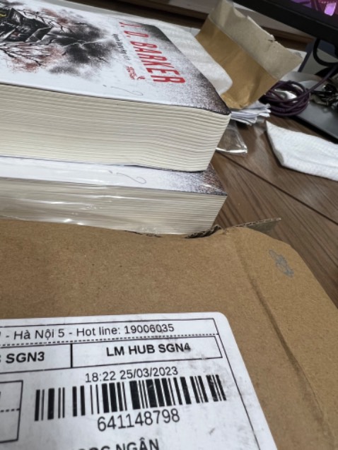 Giao từ HN tới HCM quá nhanh quá nguy hiểm, bể hộp bung  nắp, bể góc sách, sách k bik có quăng ra ngoài k mà dơ hầy, cũ quoăn, đi xa mà còn sợ tốn 1 miếng bọc quấn tới tay thấy thảm quá xá
